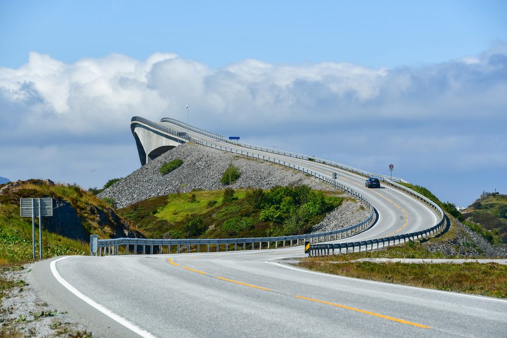Storseisundet le pont qui donne l'illusion d'aller dans le vide Storseisundet le pont qui chute dans le vide pont saoul route de l atlantique norvege 6 Storseisundet-le-pont-qui-chute-dans-le-vide-pont-saoul-route-de-l-atlantique-norvege-6