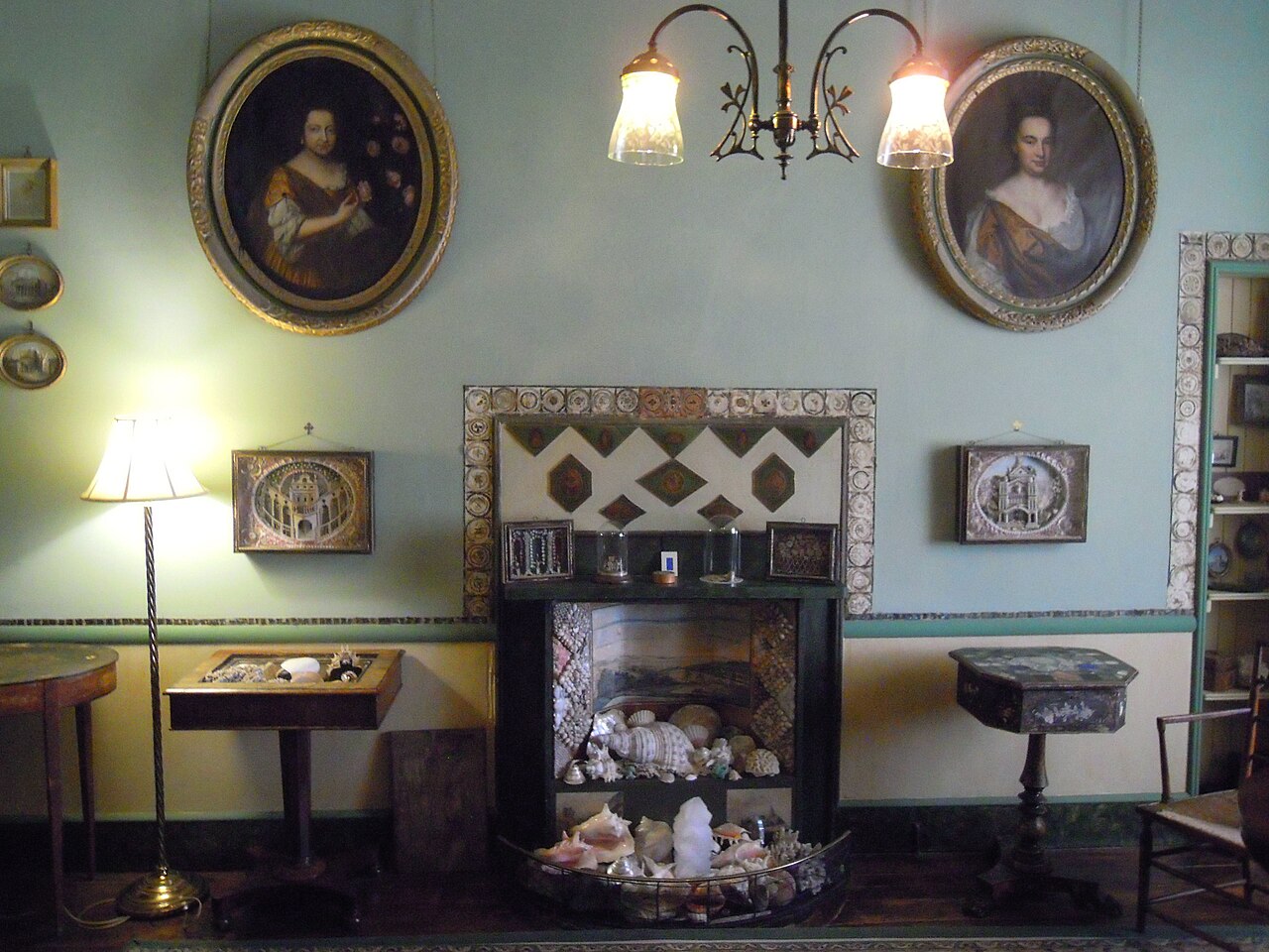Cheminée décorée de coquillages dans la maison A la Ronde Cheminée décorée de coquillages dans la maison A la Ronde