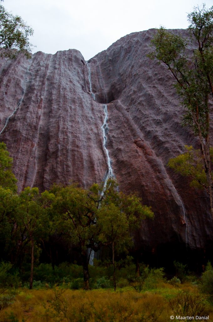 Les rares cascades de Uluru les rares cascades de uluru ayers rock 10 les-rares-cascades-de-uluru-ayers-rock-10