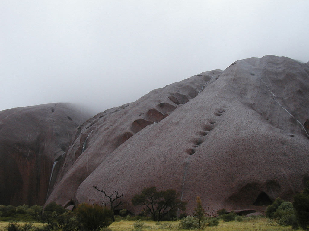 Les rares cascades de Uluru les rares cascades de uluru ayers rock 2 les-rares-cascades-de-uluru-ayers-rock-2