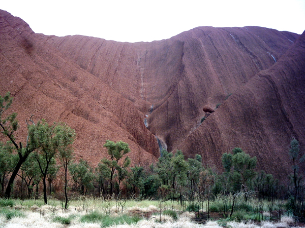 Les rares cascades de Uluru les rares cascades de uluru ayers rock 3 les-rares-cascades-de-uluru-ayers-rock-3