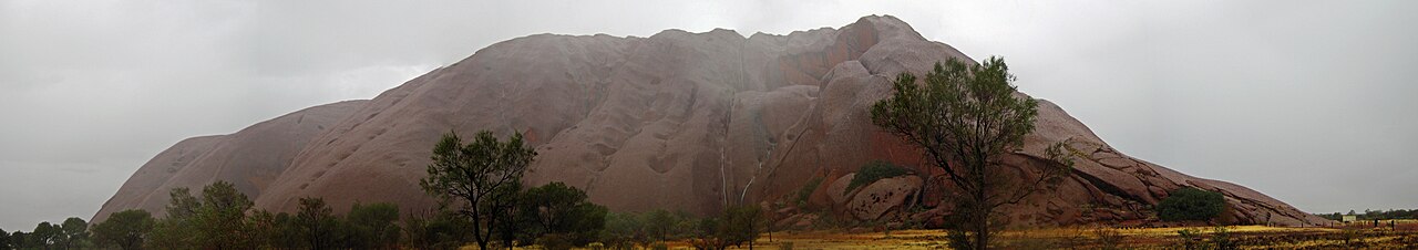 Uluru entièrement sous la pluie Vue panoramique d’Uluru sous la pluie dans le centre de l’Australie