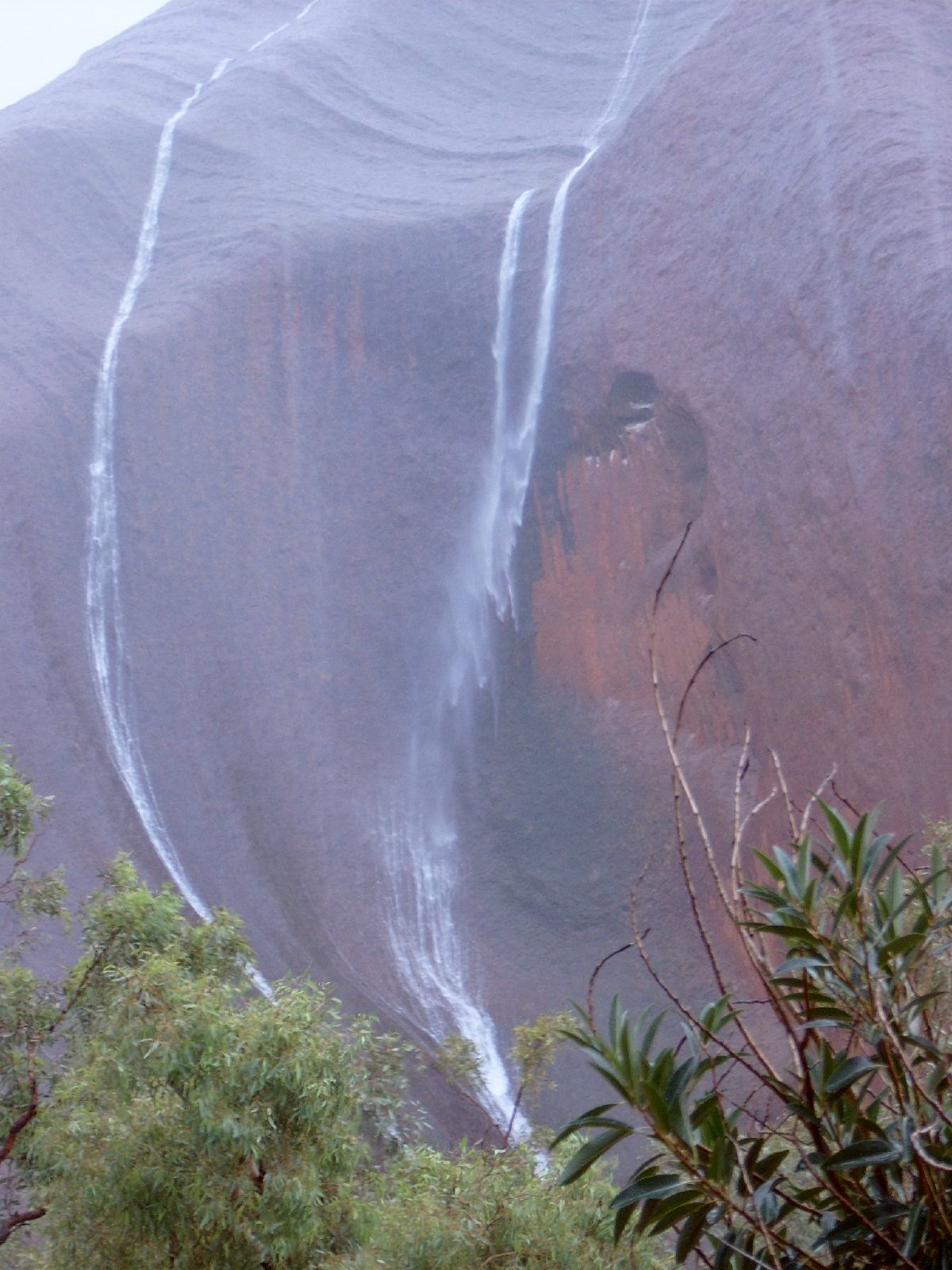 Les rares cascades de Uluru les rares cascades de uluru ayers rock 5 1 les-rares-cascades-de-uluru-ayers-rock-5-1.