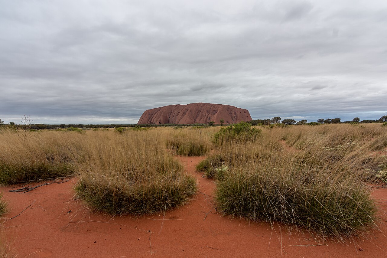 Uluru sous un ciel couvert dans le Territoire du Nord Uluru dans le Territoire du Nord australien sous un ciel couvert