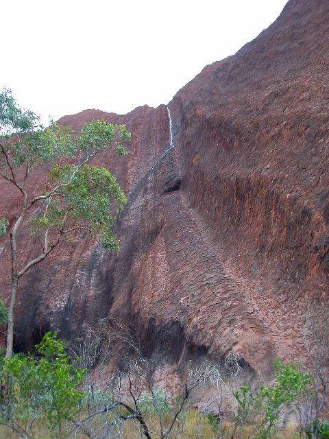 Les rares cascades de Uluru les rares cascades de uluru ayers rock 8 les-rares-cascades-de-uluru-ayers-rock-8