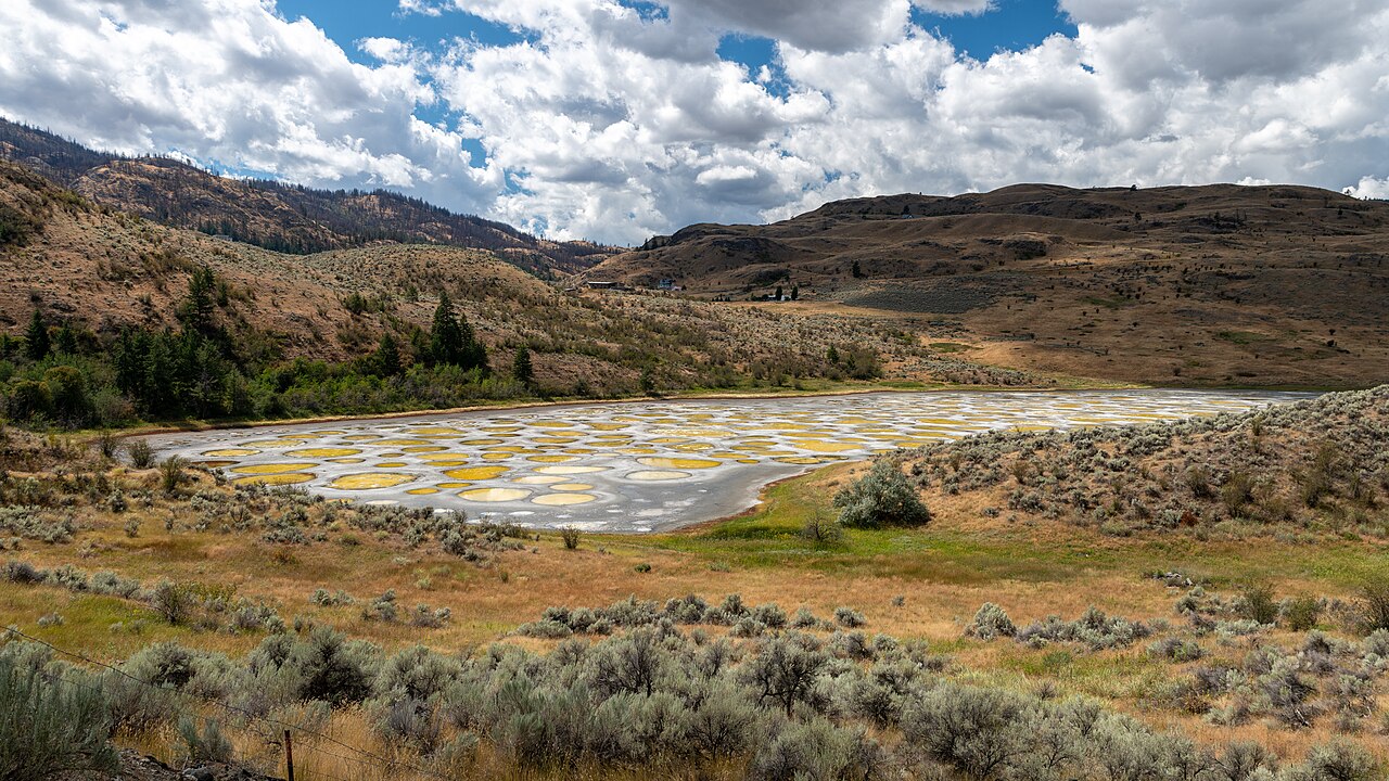 Spotted Lake, lac tacheté près d’Osoyoos au Canada Spotted Lake, lac tacheté près d’Osoyoos au Canada