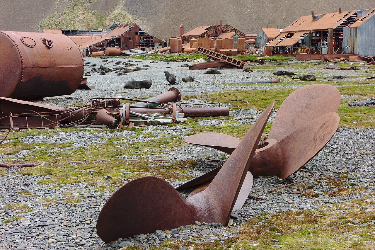 Grande hélice et ruines industrielles de Stromness en Géorgie du Sud Grande hélice et ruines industrielles de Stromness en Géorgie du Sud