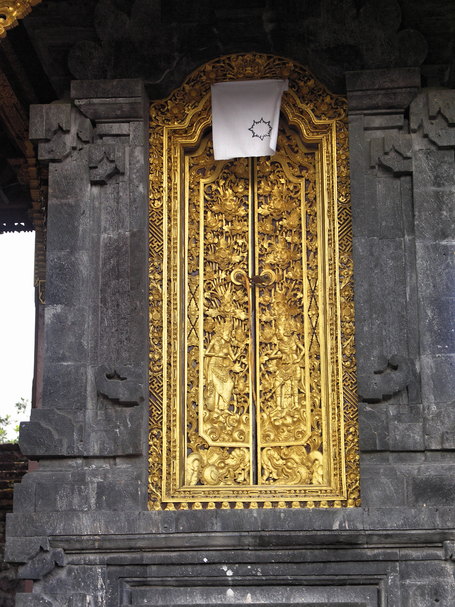 30 portes superbes qui semblent mener dans un autre monde 30 portes superbes bali indonesie high 30-portes-superbes-bali-indonesie-high