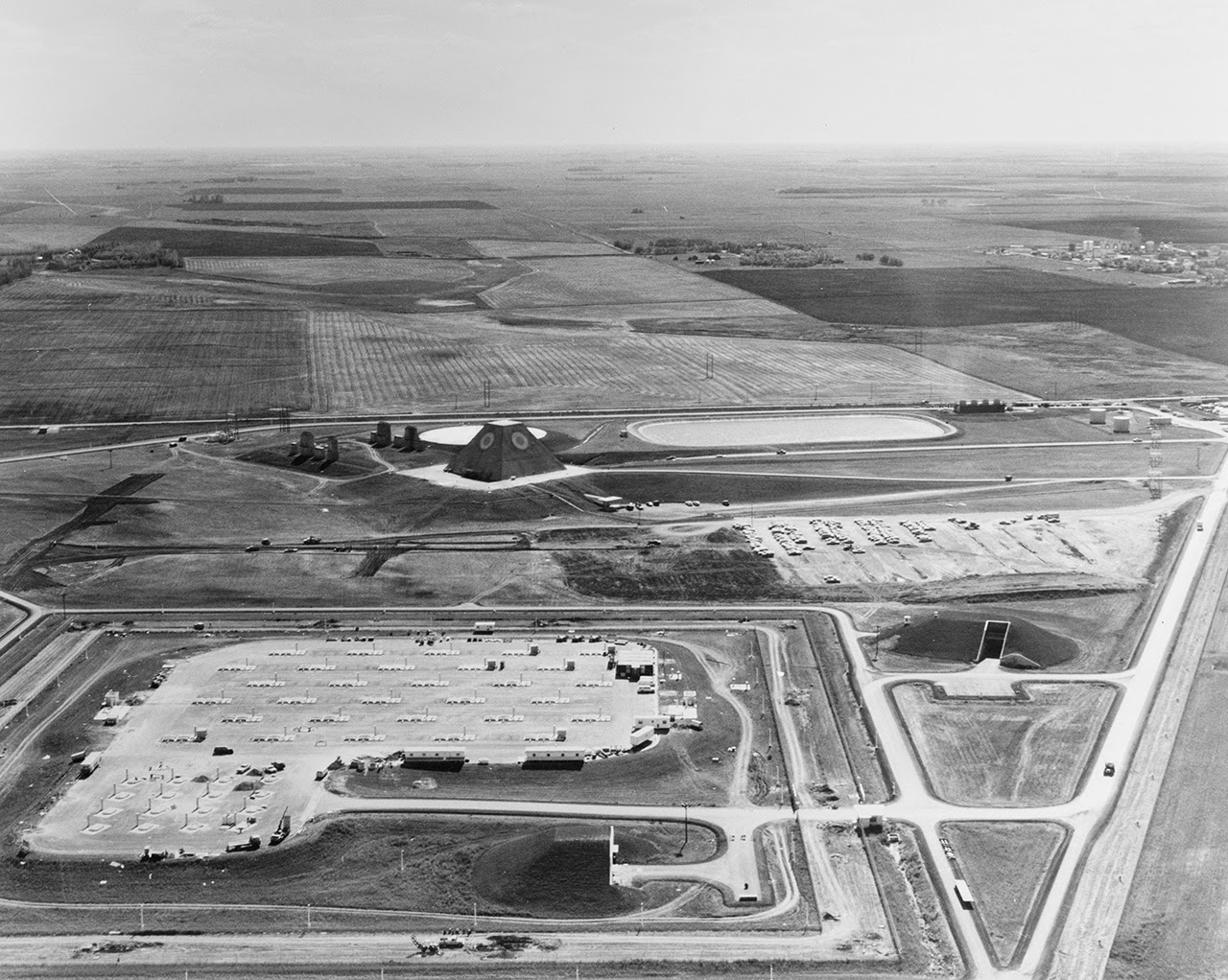 L'étrange pyramide du Stanley R. Mickelsen Safeguard Complex base militaire Stanley R Mickelsen pyramide radar 4 base-militaire-Stanley-R-Mickelsen-pyramide-radar-4