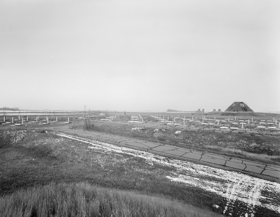 L'étrange pyramide du Stanley R. Mickelsen Safeguard Complex base militaire Stanley R Mickelsen pyramide radar 5 base-militaire-Stanley-R-Mickelsen-pyramide-radar-5