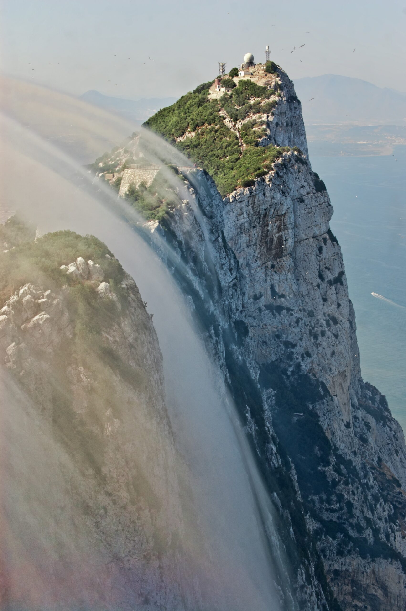 Un nuage en cascade sur Gibraltar nuage en cascade rocher gibraltar scaled nuage-en-cascade-rocher-gibraltar
