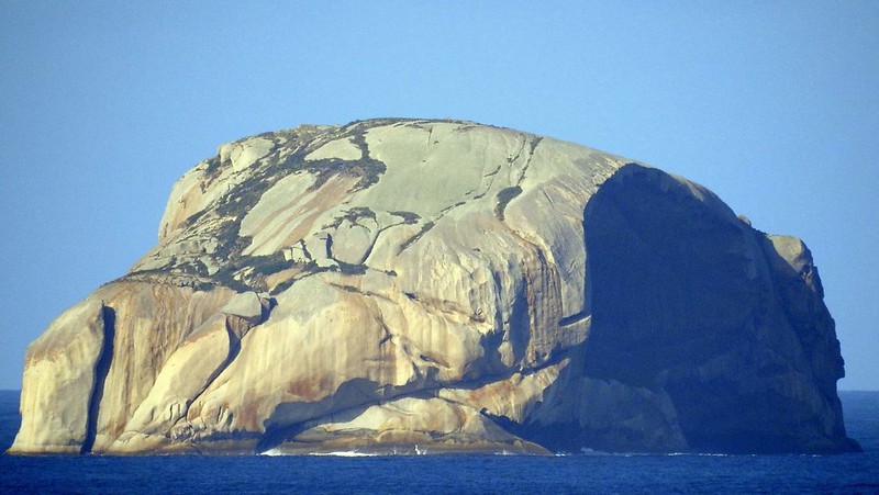 Skull Rock la base de Super Villain parfaite skull rock cleft island australie base de super villain 5 skull-rock-cleft-island-australie-base-de-super-villain-5