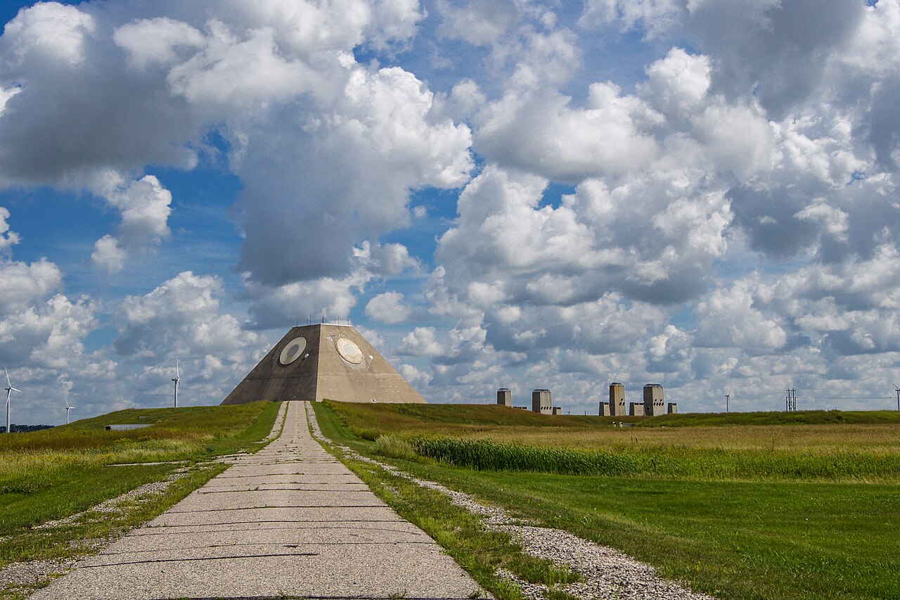 Stanley R. Mickelsen Safeguard Complex et sa pyramide radar dans le Dakota du Nord Stanley R. Mickelsen Safeguard Complex et sa pyramide radar dans le Dakota du Nord