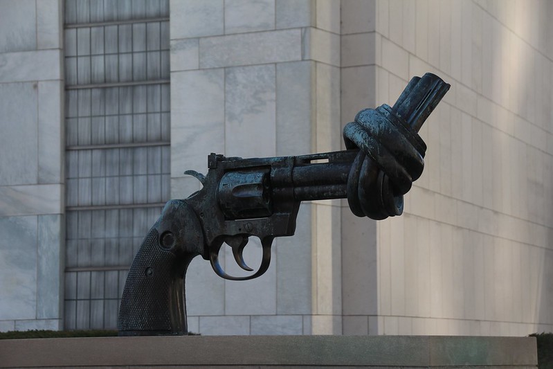 25 des statues les plus créatives du monde statues les plus creatives du monde knotted gun IMG_2932