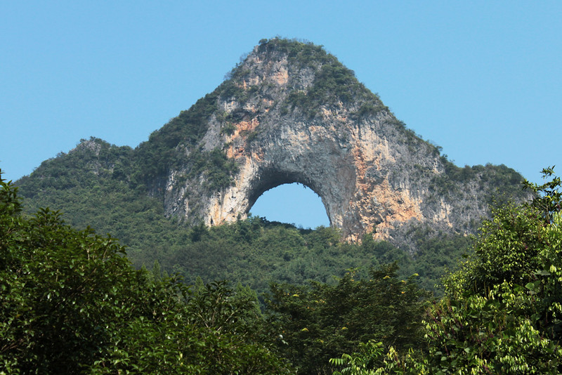 La colline de la lune - montagne percée de Chine colline de la lune montagne perce demi cercle chine 2 colline-de-la-lune-montagne-perce-demi-cercle-chine-2