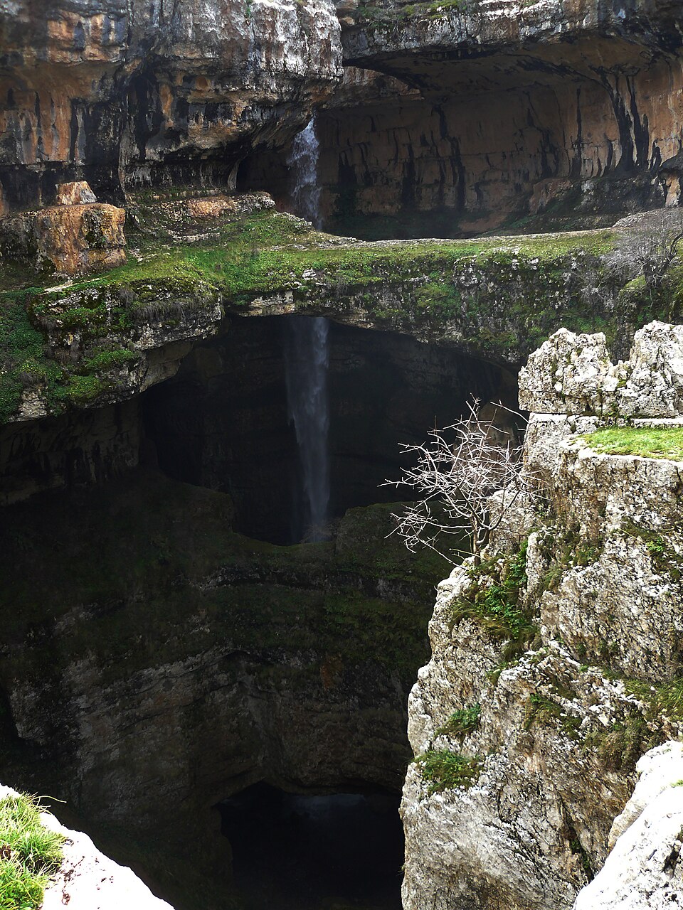 Les trois niveaux rocheux du gouffre de Baatara au Liban Les trois niveaux rocheux du gouffre de Baatara au Liban