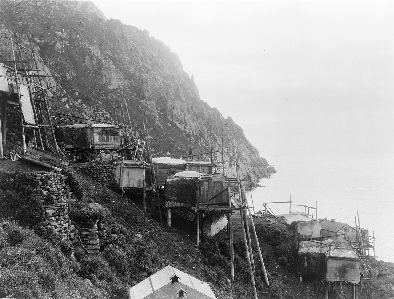 Le village d'Ukivok sur King Island vers 1929 Village iñupiat d'Ukivok sur King Island en Alaska vers 1929