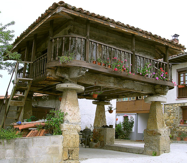 les hórreos - greniers espagnols horreos greniers espagnols sur pilotis 3 OLYMPUS DIGITAL CAMERA