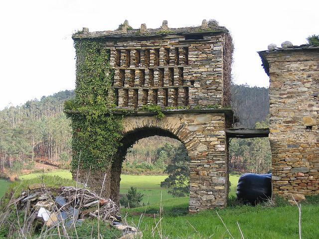 les hórreos - greniers espagnols horreos greniers espagnols sur pilotis 4 horreos-greniers-espagnols-sur-pilotis-4