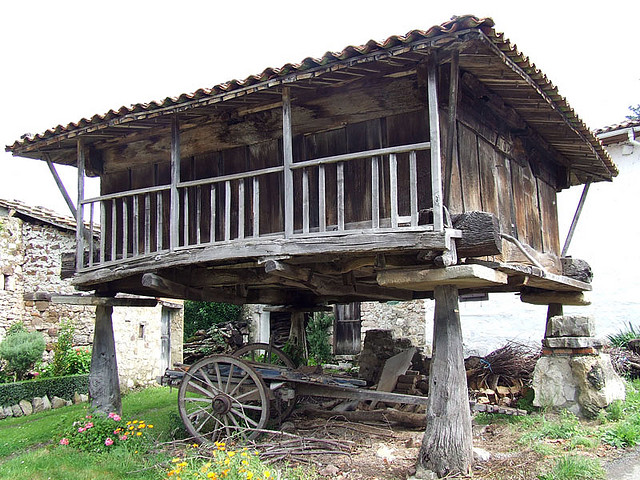 les hórreos - greniers espagnols horreos greniers espagnols sur pilotis 6 horreos-greniers-espagnols-sur-pilotis-6