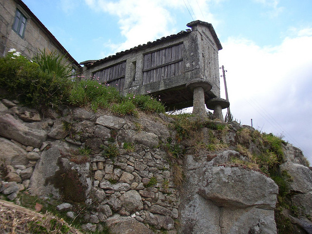 les hórreos - greniers espagnols horreos greniers espagnols sur pilotis 7 horreos-greniers-espagnols-sur-pilotis-7