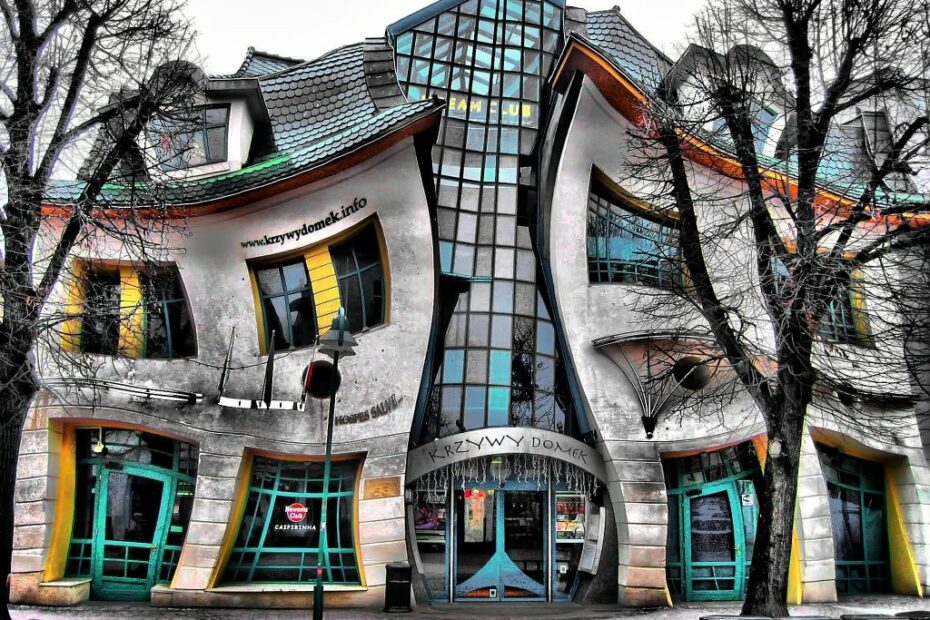 11 bâtiments insolites et bizarres dans le monde krzywy domek maison tordue sopot Krzywy Domek, la maison tordue de Sopot en Pologne, avec sa façade ondulante