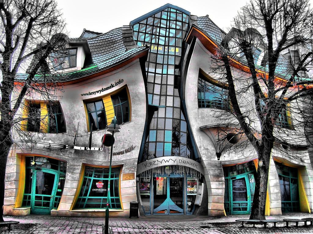 krzywy domek maison tordue sopot Krzywy Domek, la maison tordue de Sopot en Pologne, avec sa façade ondulante