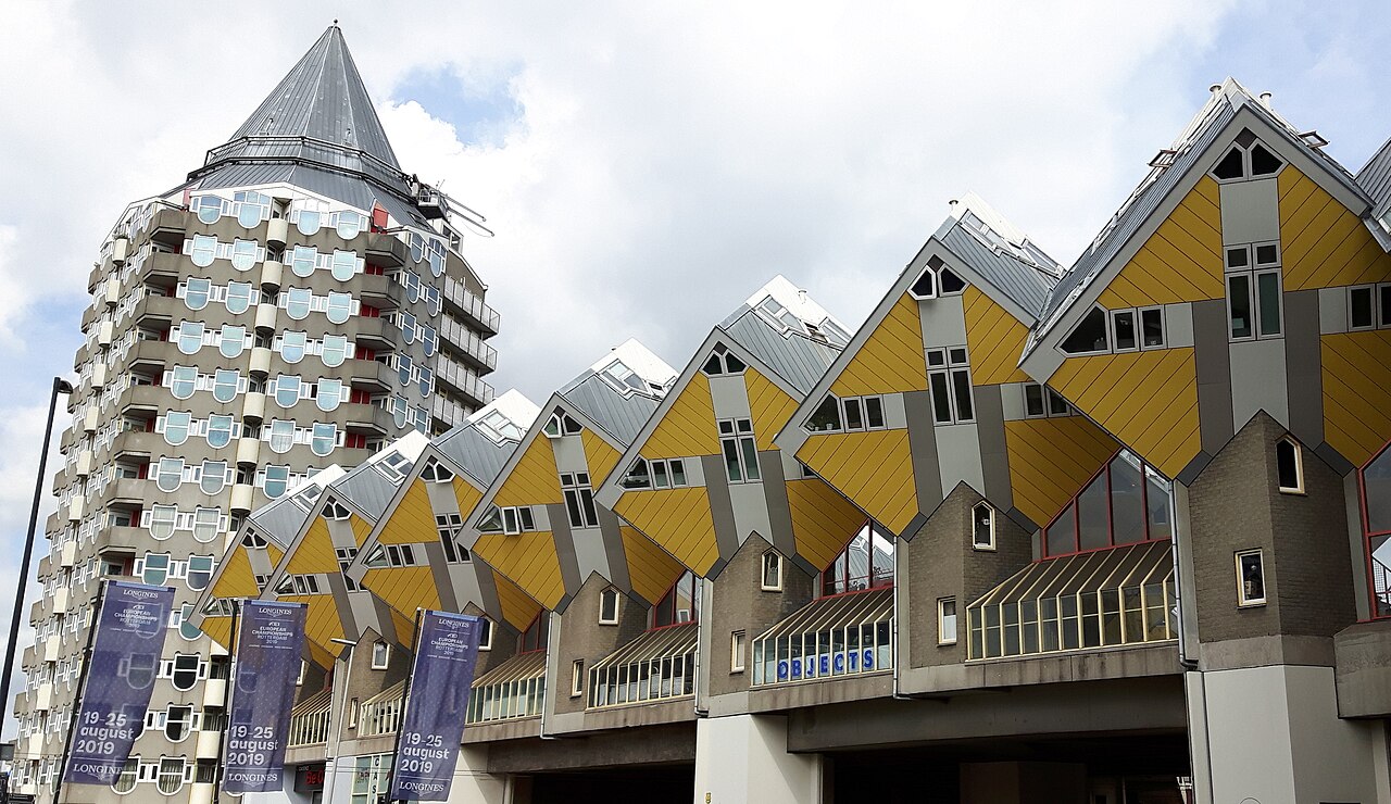 maisons cubes rotterdam piet blom Maisons cubes jaunes de Rotterdam aux Pays-Bas, logements inclinés à 45 degrés conçus par Piet Blom