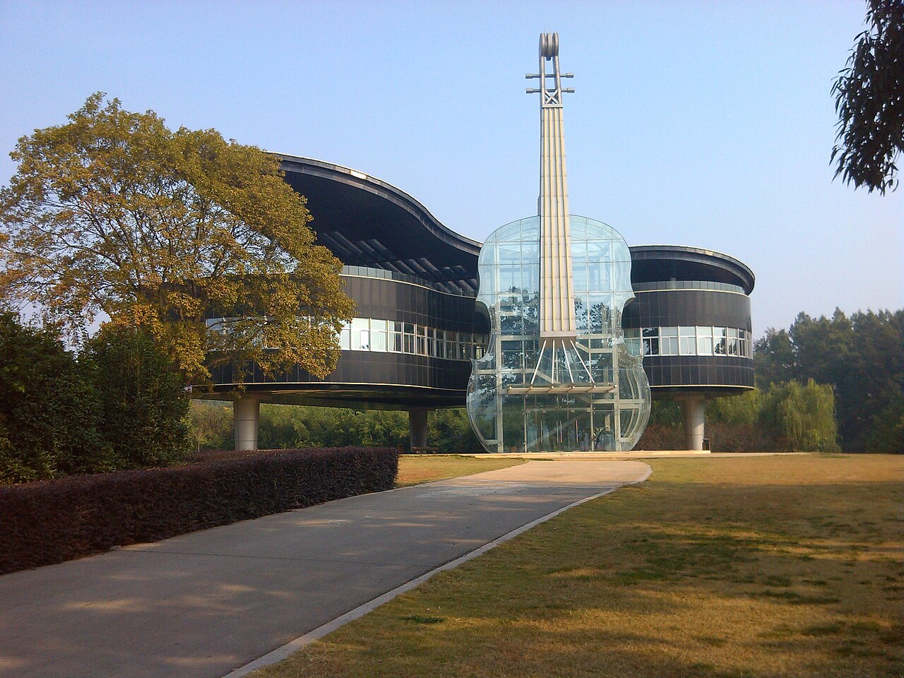 piano house violon huainan chine Piano House de Huainan en Chine, bâtiment insolite en forme de piano à queue noir avec un grand violon transparent