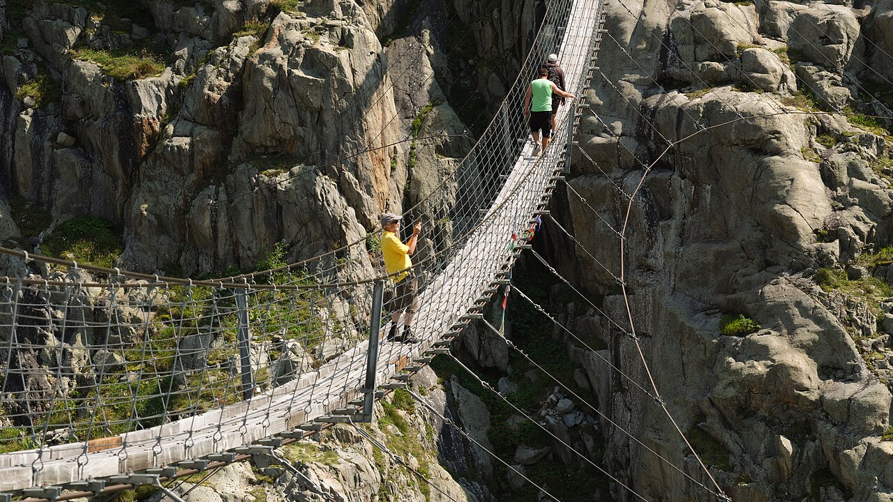 Le pont du Trift en Suisse Pont du Trift au-dessus du Triftsee dans les Alpes suisses