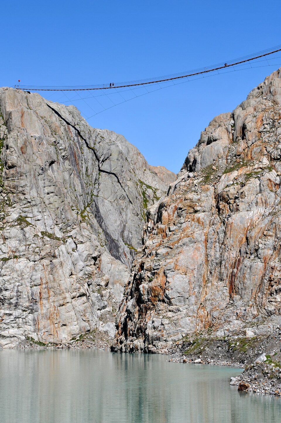 Pont du Trift vu depuis le Triftsee Pont suspendu du Trift vu depuis le lac glaciaire
