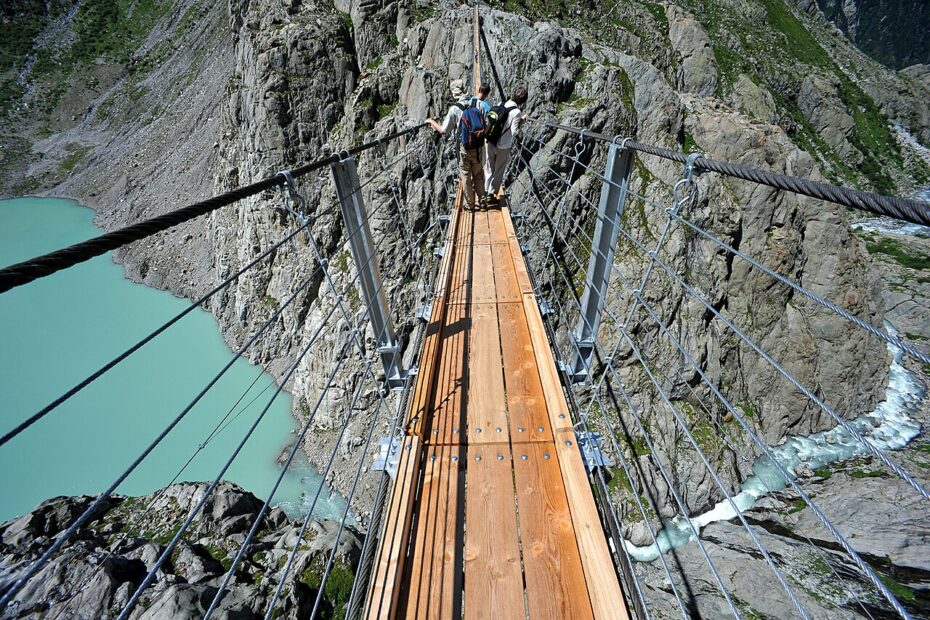 Le pont du Trift pont trift triftsee 2009 Nouveau pont du Trift et lac glaciaire Triftsee en 2009