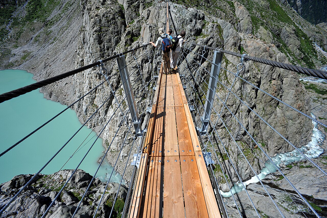 Nouveau pont du Trift en 2009 Nouveau pont du Trift et lac glaciaire Triftsee en 2009