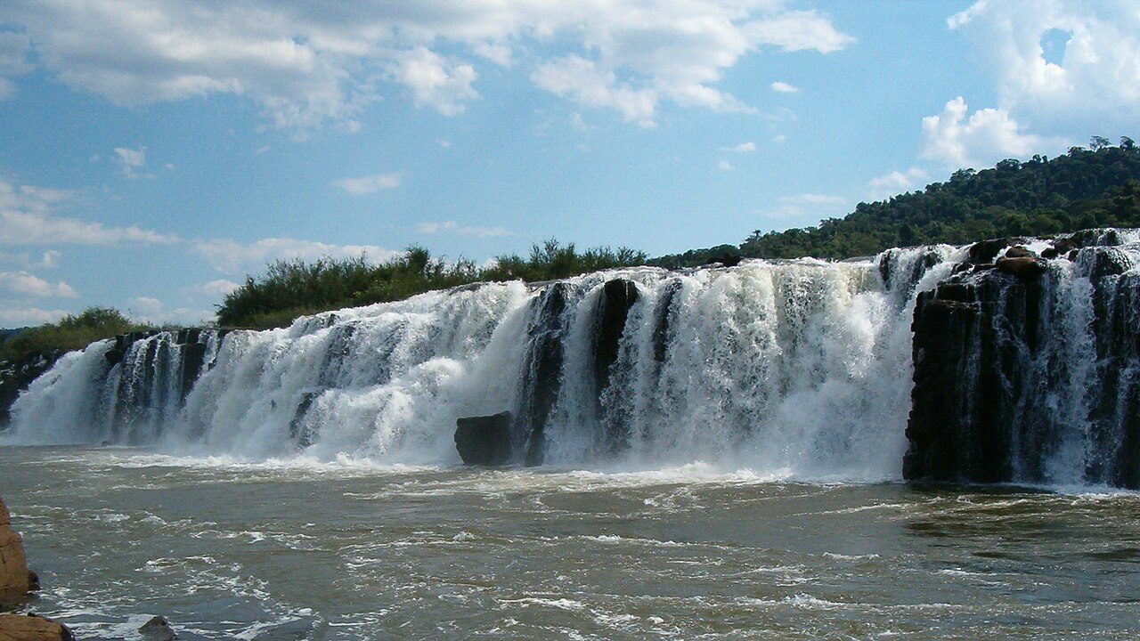 ongue ligne des Saltos del Moconá Longue ligne de cascades du Salto do Yucumã sur le río Uruguay