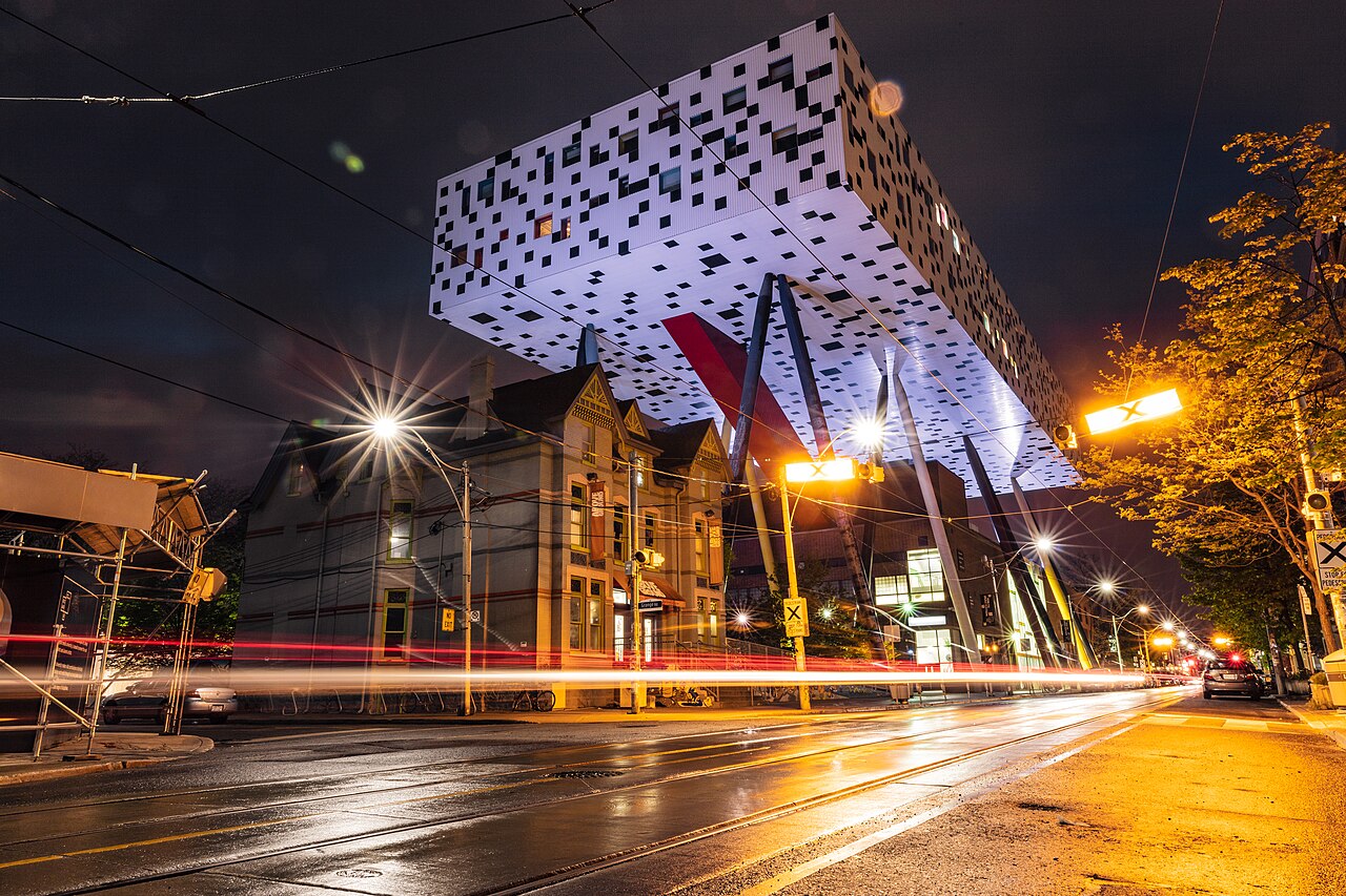 sharp centre design ocad toronto Sharp Centre for Design à Toronto, bâtiment suspendu sur des piliers multicolores, photographié de nuit