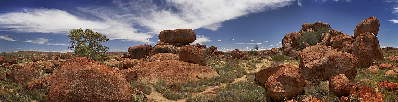 Panorama des blocs de granite de Karlu Karlu dans le Territoire du Nord Panorama des blocs de granite de Karlu Karlu dans le Territoire du Nord