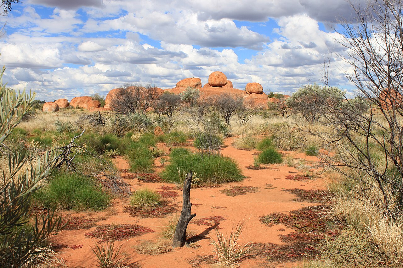 Karlu Karlu ou Devils Marbles, énormes blocs de granite dans l’Outback australien Karlu Karlu ou Devils Marbles, énormes blocs de granite dans l’Outback australien