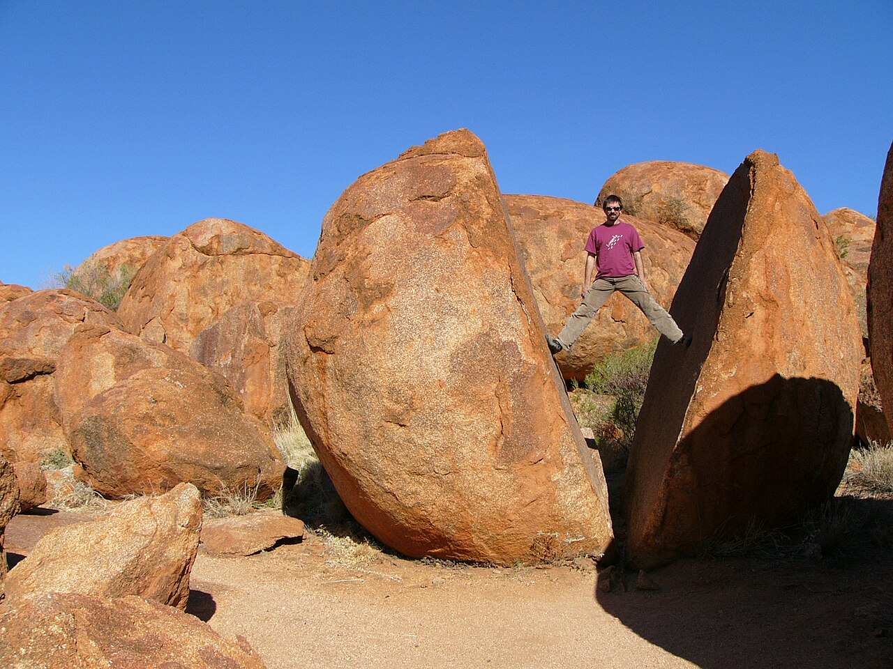 Rochers de granite en équilibre à Karlu Karlu en Australie Rochers de granite en équilibre à Karlu Karlu en Australie