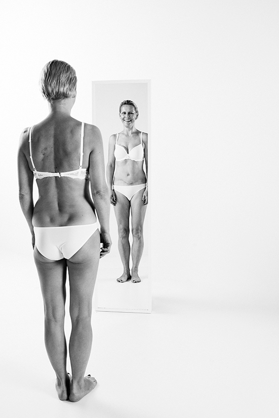 6 femmes en sous-vêtements face au miroir 12 femmes en sous vetements face a un miroir 4 12-femmes-en-sous-vetements-face-a-un-miroir-4