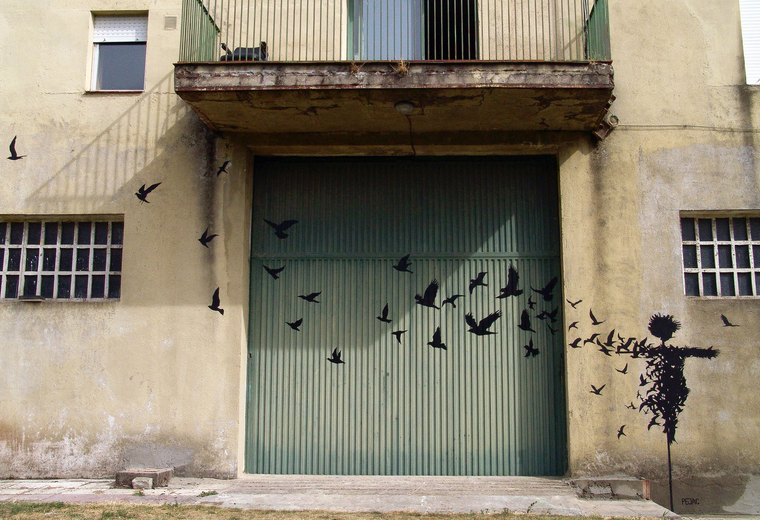 Le street-art poétique de Pejac le street art poetique de pejac epandeur d oiseaux salamanque le-street-art-poetique-de-pejac-epandeur-d-oiseaux-salamanque
