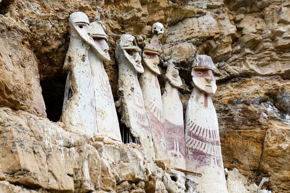 Motifs géométriques rouges et blancs peints sur les sarcophages de Karajia