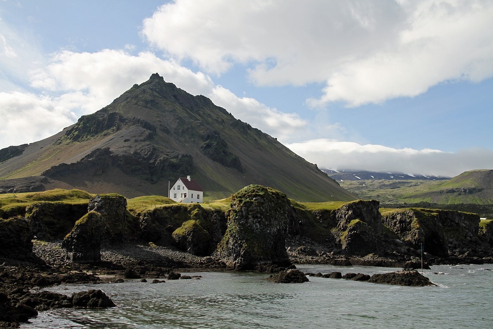 20 petites maisons isolées propices à la méditation 20 petites maisons isolees 14 arnarstapi islande 20-petites-maisons-isolees-14-arnarstapi-islande
