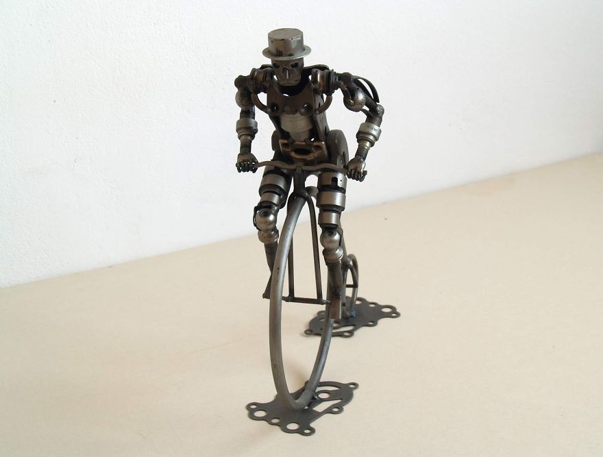 Recyclage de pièces de motos en sculptures d'animaux steampunk recyclage de vieilles pieces de voitures et de motos en sculpture d animaux steampunk tomas Vitanovsky cycliste 2 recyclage-de-vieilles-pieces-de-voitures-et-de-motos-en-sculpture-d-animaux-steampunk-tomas-Vitanovsky-cycliste