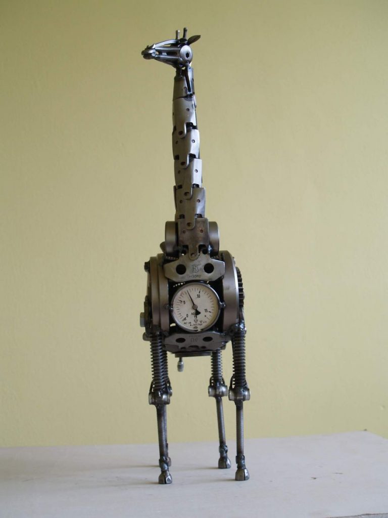 Recyclage de pièces de motos en sculptures d'animaux steampunk recyclage de vieilles pieces de voitures et de motos en sculpture d animaux steampunk tomas Vitanovsky girafe 2 recyclage-de-vieilles-pieces-de-voitures-et-de-motos-en-sculpture-d-animaux-steampunk-tomas-Vitanovsky-girafe