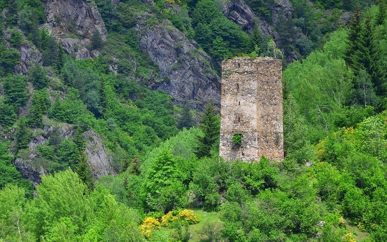Les tours de pierre de la Svanetie en Georgie svaneti tours en pierre de georgie 9 svaneti-tours-en-pierre-de-georgie-9