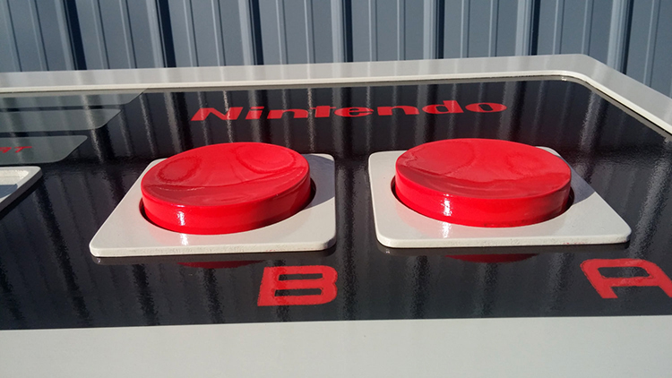 Une table contrôleur NES une table controleur nes manette nintendo geante 4 une-table-controleur-nes-manette-nintendo-geante-4