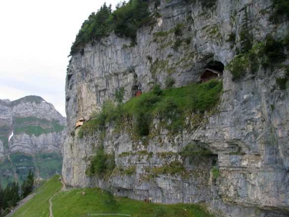 Les 10 hôtels les plus vertigineux 10 hotels les plus vertigineux Berggasthaus Aescher Wildkirchli Suisse 2 10-hotels-les-plus-vertigineux-Berggasthaus-Aescher-Wildkirchli-Suisse-2