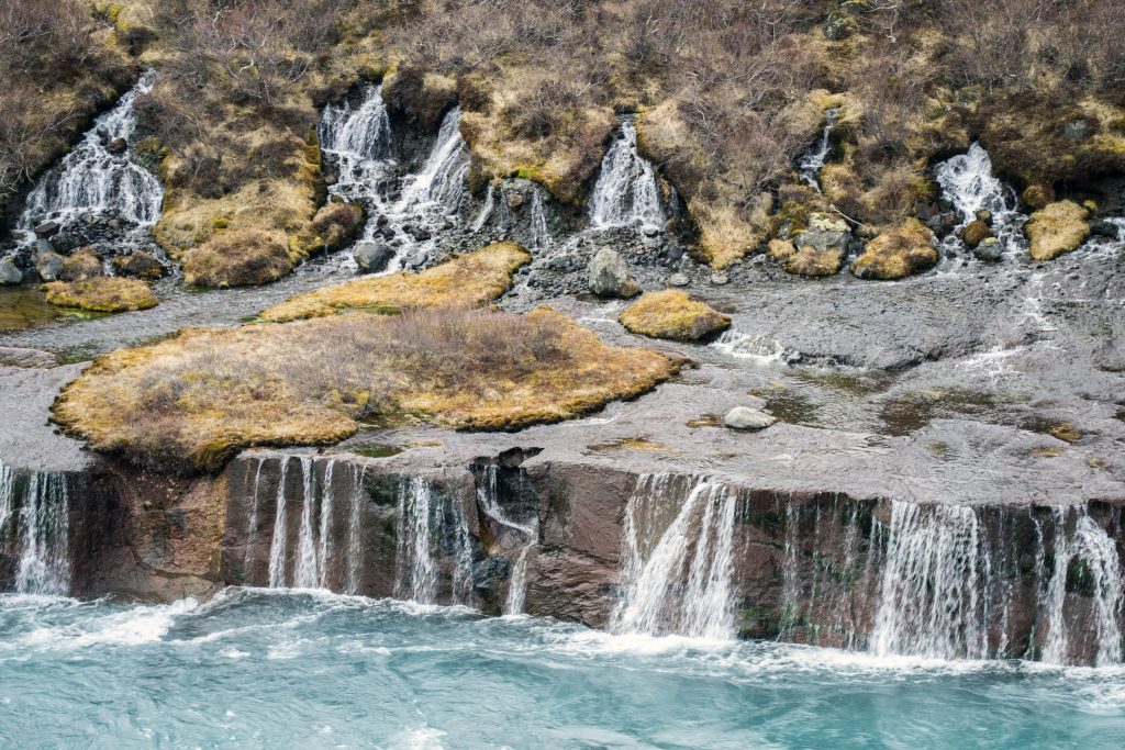 12 magnifiques cascades d'Islande 12 magnifiques cascades d islande Hraunfossar 12-magnifiques-cascades-d-islande-Hraunfossar
