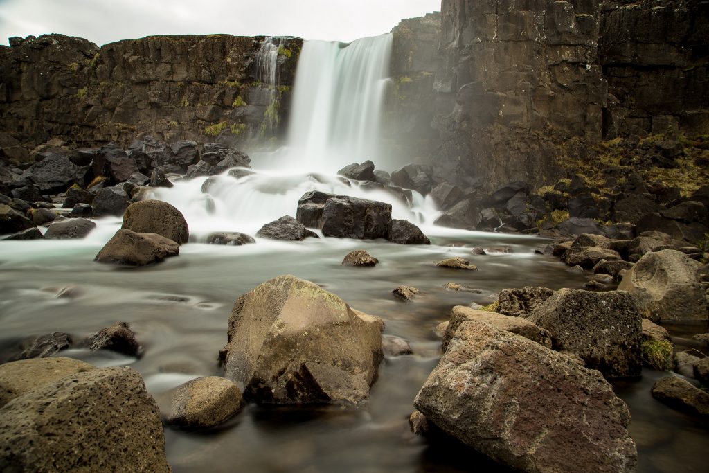 12 magnifiques cascades d'Islande 12 magnifiques cascades d islande oxarafoss 2 12-magnifiques-cascades-d-islande-oxarafoss-2