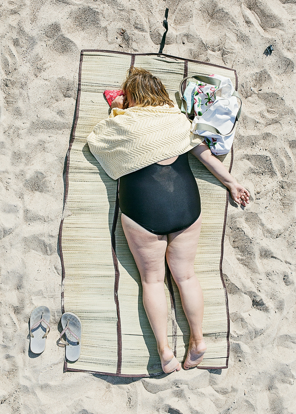 Confort Zone: des adeptes du bronzage dans toute leur splendeur confort zone adeptes du bronzagge a la plage par tadao cern 11 confort-zone-adeptes-du-bronzagge-a-la-plage-par-tadao-cern-11